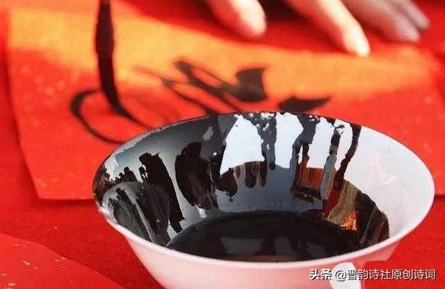 撕对联剩下的残留怎么去除,换下来的对联和福字怎么处理