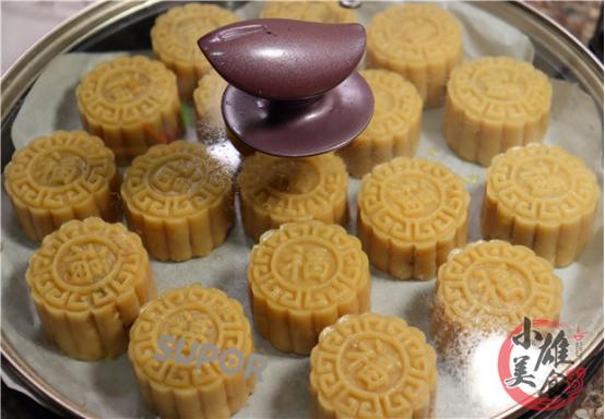 做月饼的简单方法家常不用糖浆,中秋节做月饼不用冰粉的教程