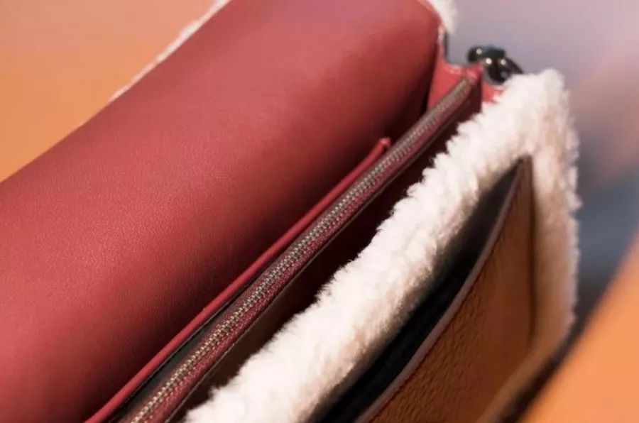 冬天必备款毛毛包 (毛毛包穿搭)