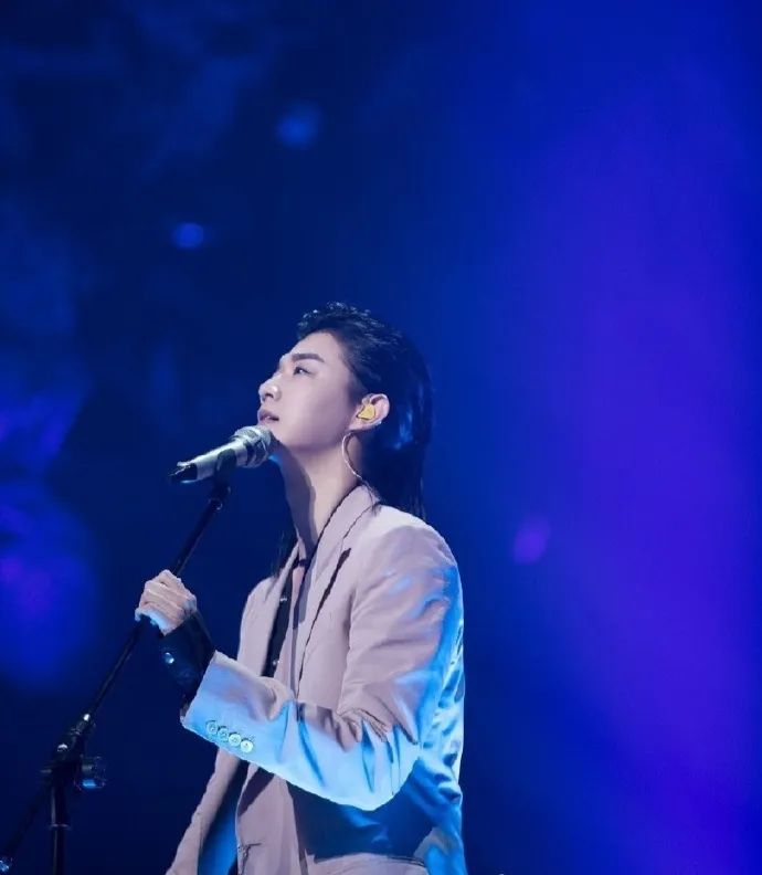 吃软饭、约炮、弃糟糠？“国风美少年”霍尊的另一面