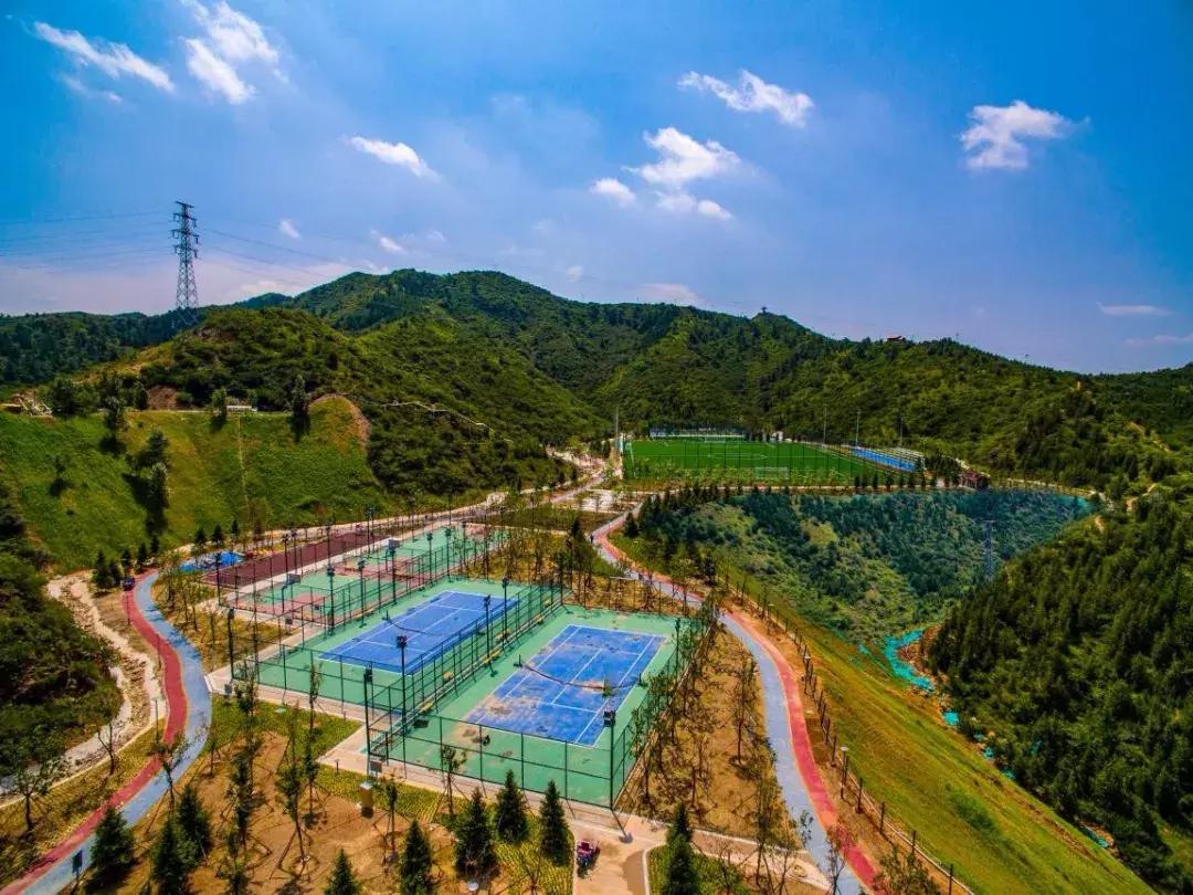 高颜值实拍！河北这个山顶足球场火了