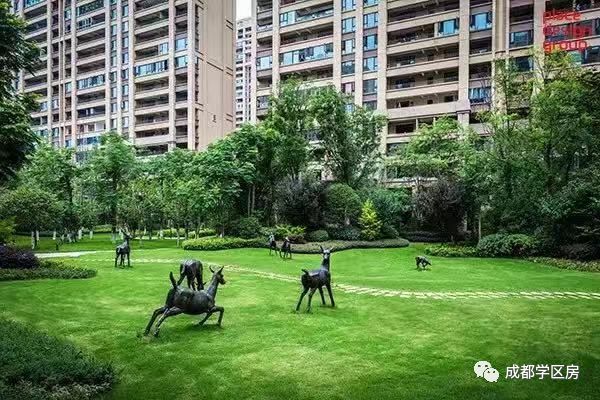 相隔一条街为何房价差了这么多,一条街两边的房子价格