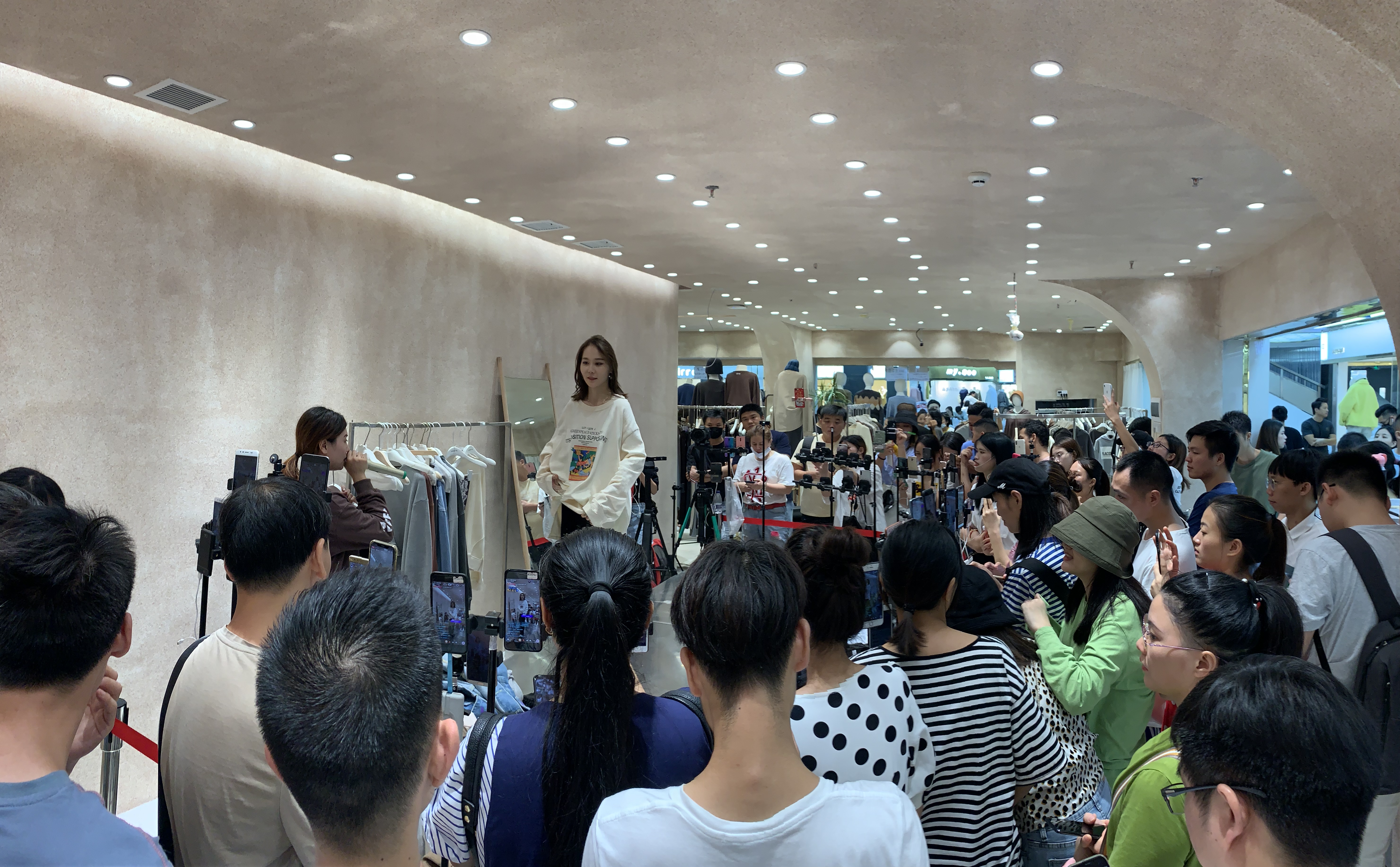 广州沙河服装批发市场今天现状,为什么市场的衣服便宜