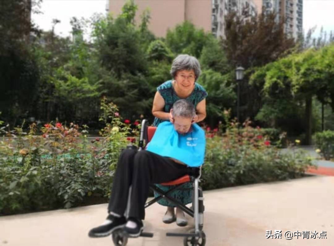 白发女带妈妈上学,白发女儿给父母跳舞