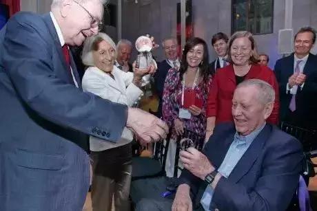 戴15元手表,租一居室,秘密捐出560亿,他真正活出了上帝模样!