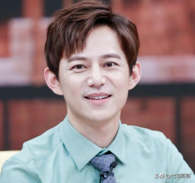 与何炅上演摸脸杀,何炅被人摸脸视频