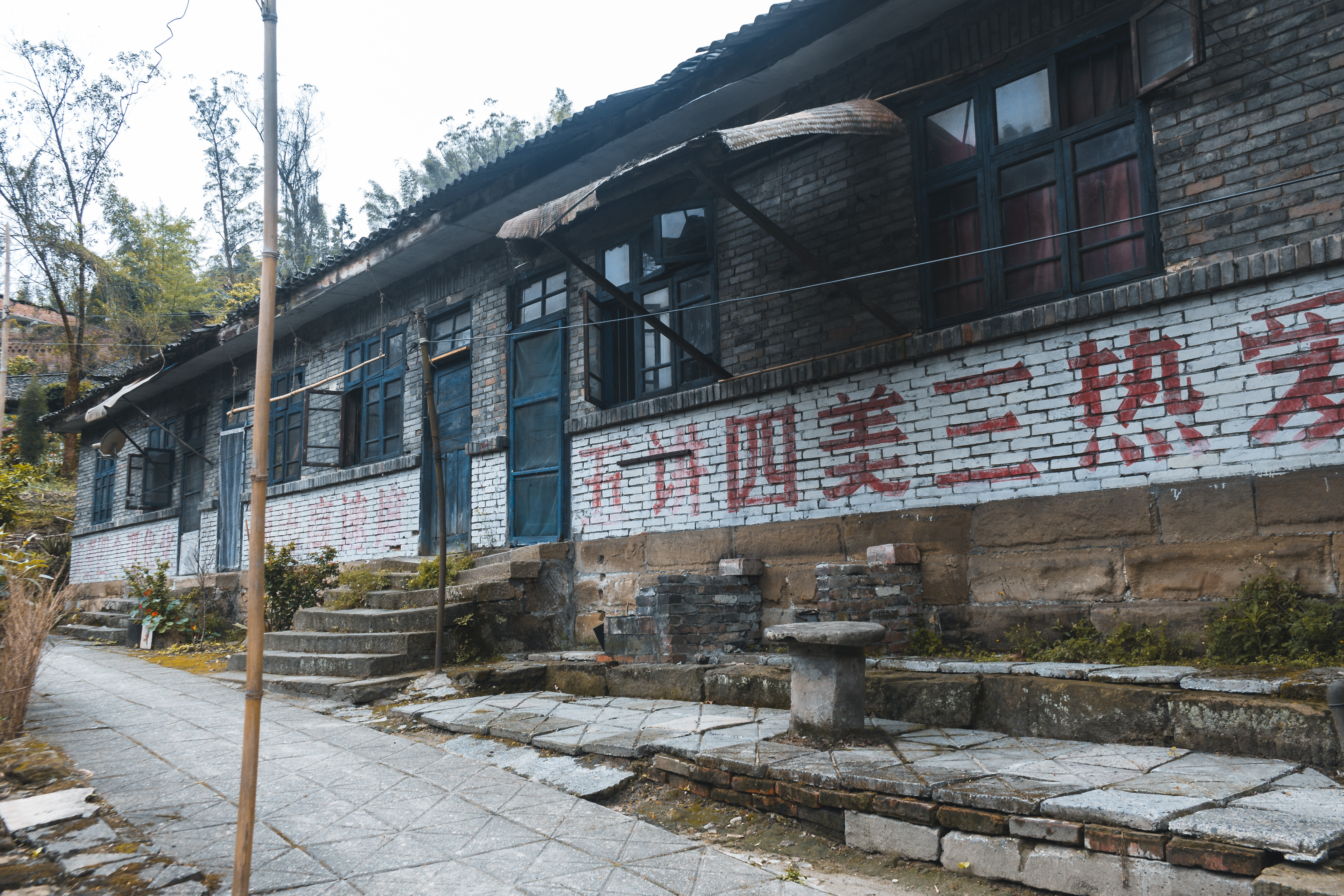 乐山除了大佛和峨眉山还有啥景区,除了峨眉山还有哪些地方