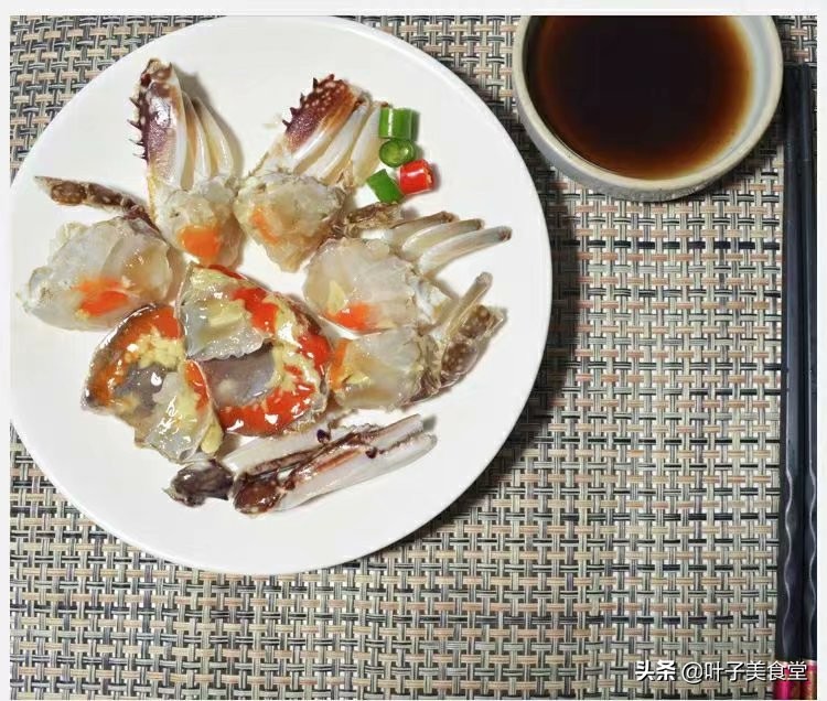 婆婆将活螃蟹塞进玻璃罐,不加一滴水,一周后拿出来,全家人点赞