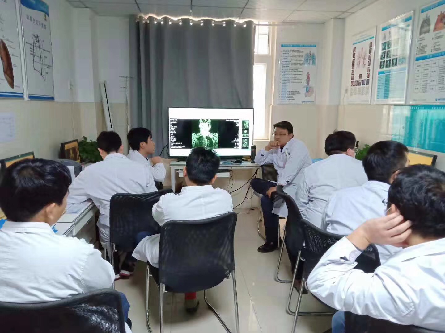 小学生医生职业体验感悟,怎样形容医生的神圣职业