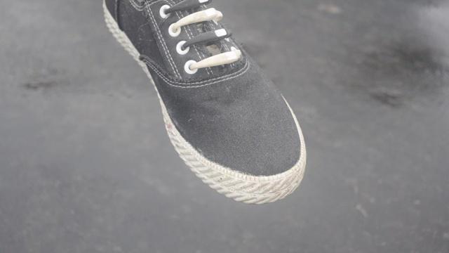 下雨天防止鞋子进水小妙招,下雨鞋子防止淋湿小技巧