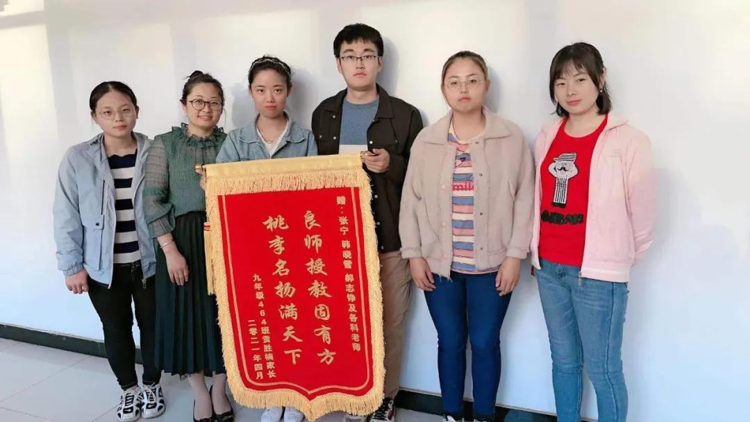 收到家长送锦旗教师发朋友圈感谢,感谢家长送锦旗的话语暖心