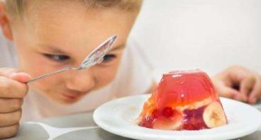 宝宝吃蓝莓卡喉父亲施救后续,小孩吞弹珠抢救视频