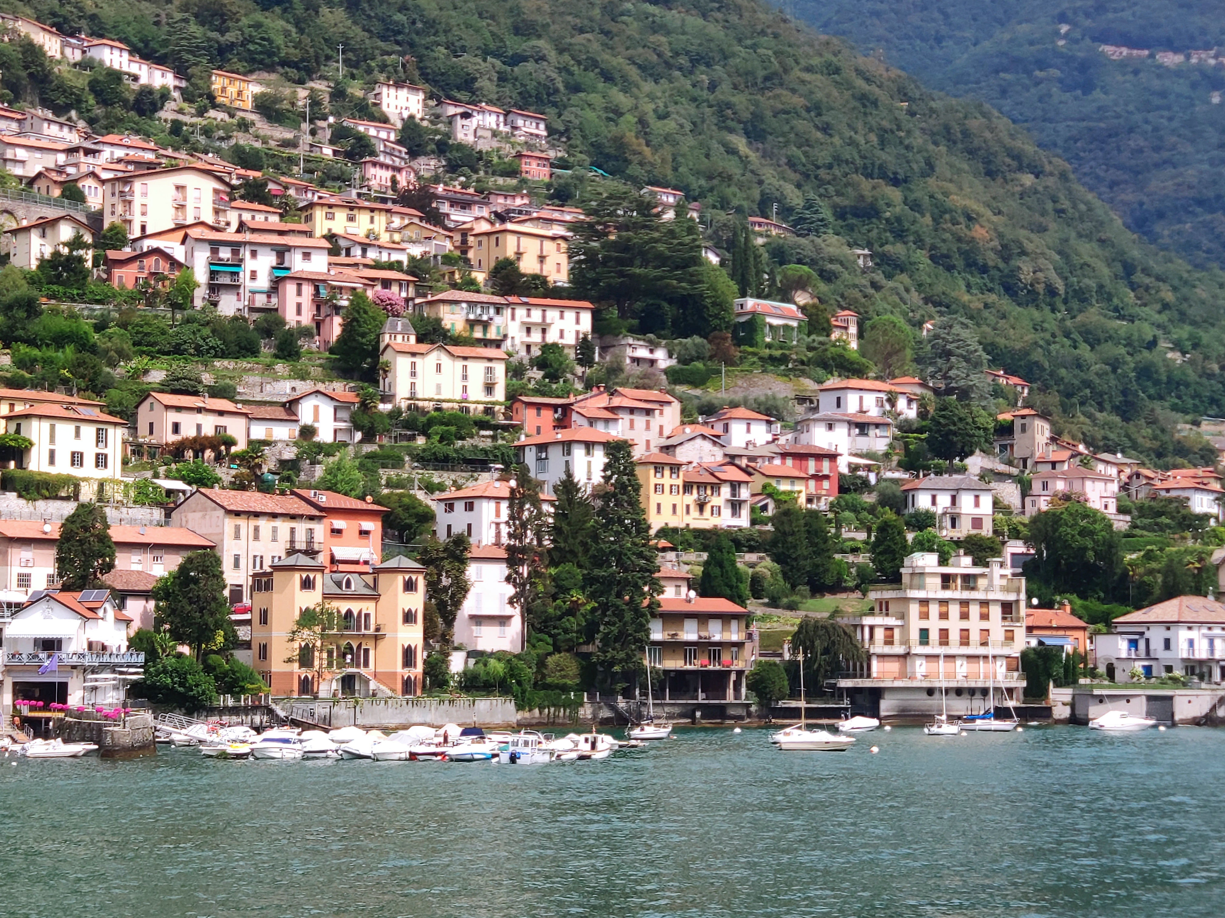 贝拉焦（Bellagio），意大利在左，瑞士在右，晨光熹微，岁月静好