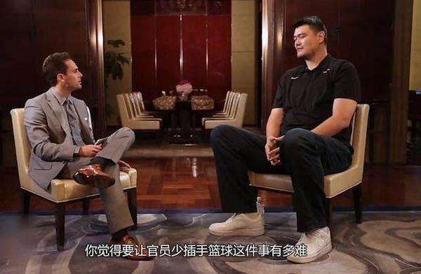 姚明是打篮球还是踢足球,姚明是踢篮球的还是踢足球的