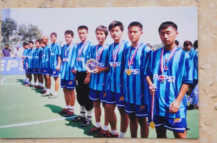 小孩儿在篮球场上踢足球,孩子体育场踢足球