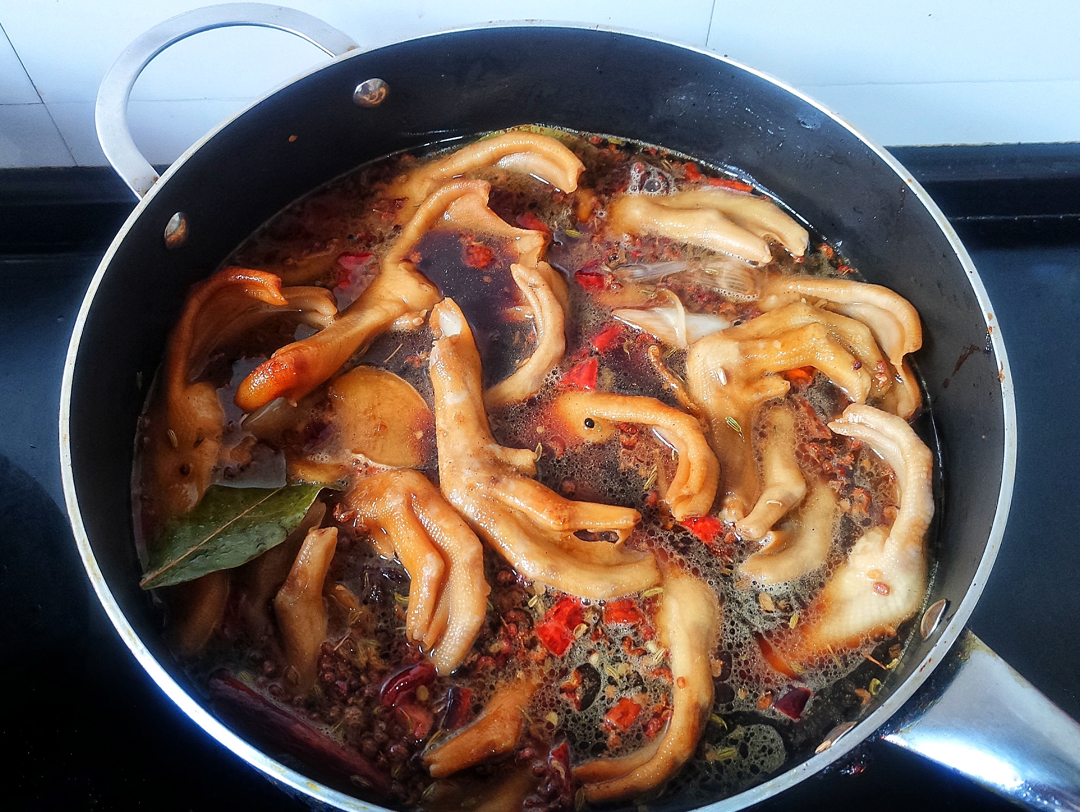 想吃卤鸭掌学会这方法就够了,想吃卤鸡爪教你在家做做法简单