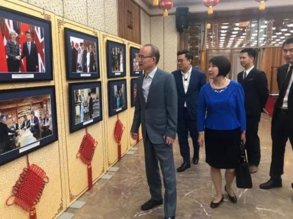 穷小子3万元创业，现在身价超400亿，成为上海首富，却离婚另娶