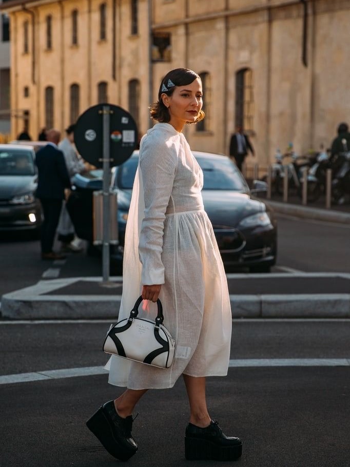 女人出门包包里都装什么,女人出门包包会带什么东西呢