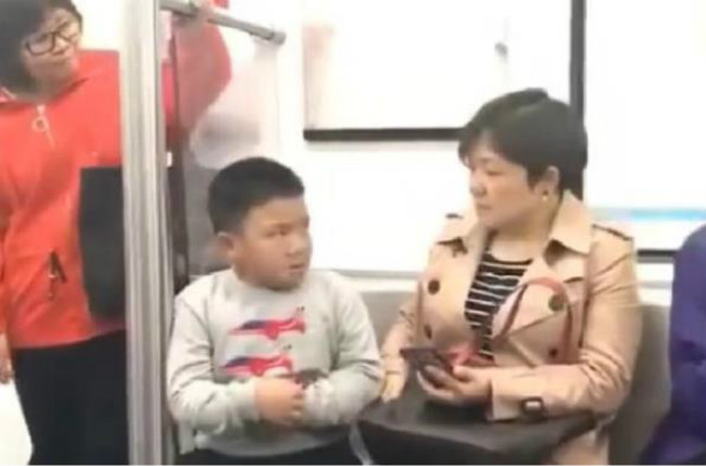 孩子老是在家跟父母吵架怎么办,父母闹别扭如何调解