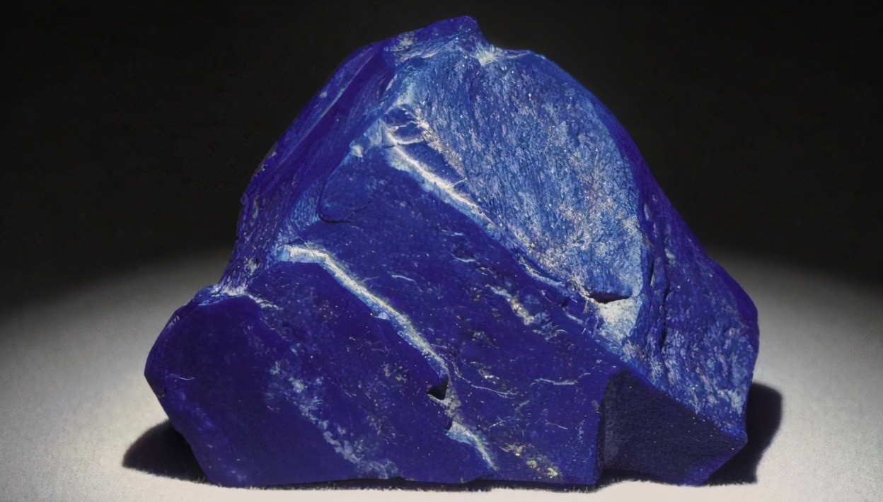 为什么英国总是把蓝宝石作为婚戒,王室贵族是如何挑选结婚戒指的