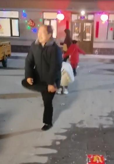 谢广坤冬天在雪地撒欢,谢广坤穿短袖雪地上卖酸菜