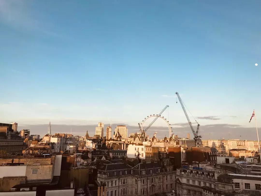 张予曦戴金丝框眼镜,张予曦银色服装