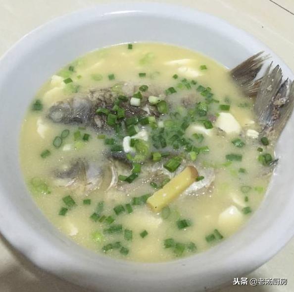 炖鲫鱼放酱油吗,炖鲫鱼要不要去鱼鳞