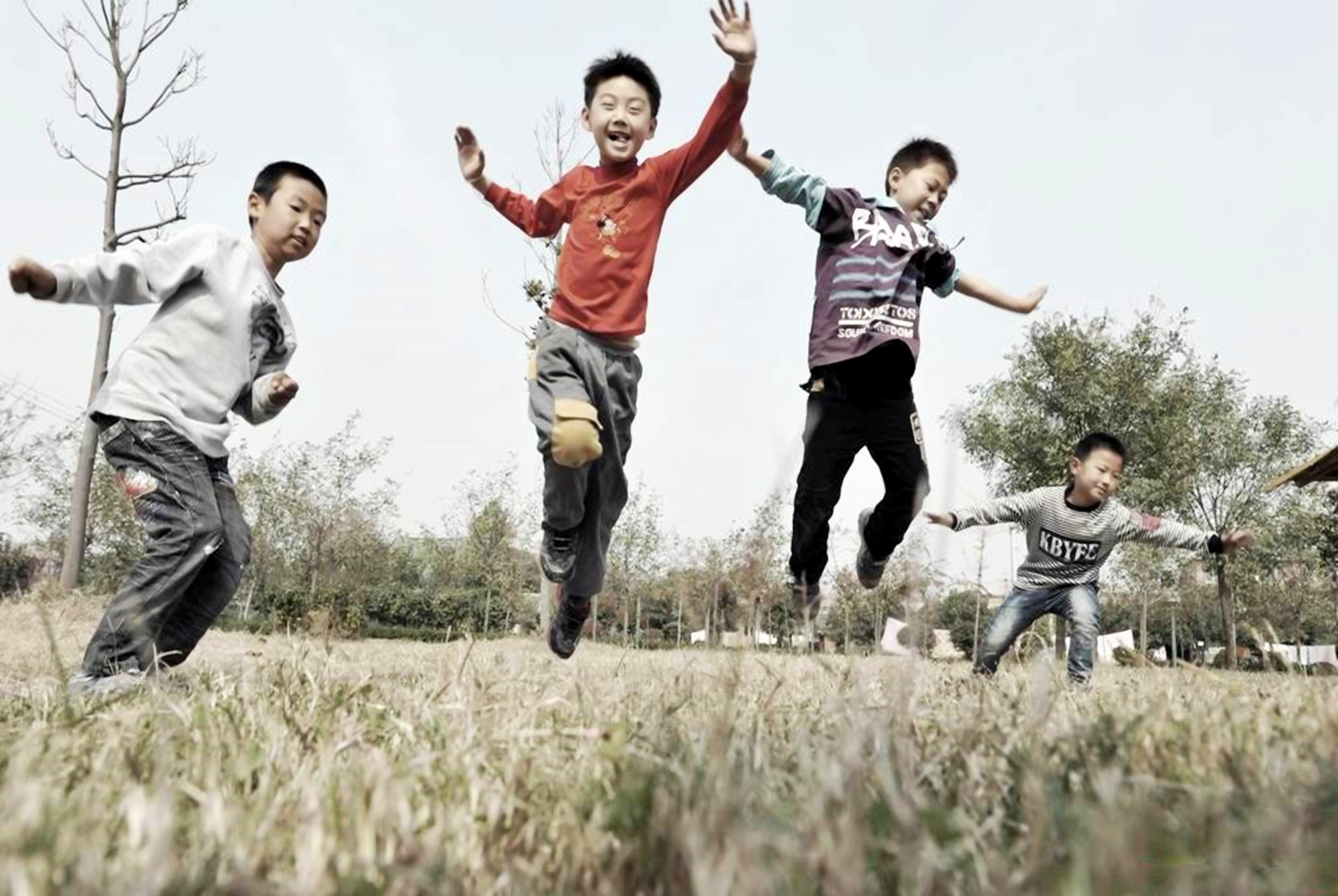 夏天给孩子买什么样的鞋比较好,给孩子买鞋买大多少合适