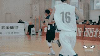 新·十六强齐亮相高中赛场惊现*力暴**隔扣丨18-19耐克高中联赛