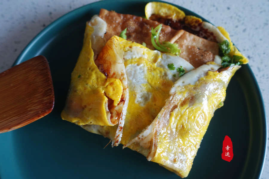 家庭简易版煎饼果子很美味呦,煎饼的做法家庭版薄脆