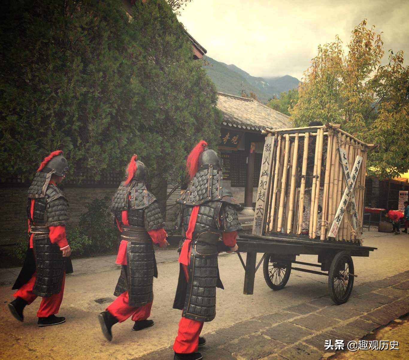 古人押送流放女犯,古代衙役押解女犯流放