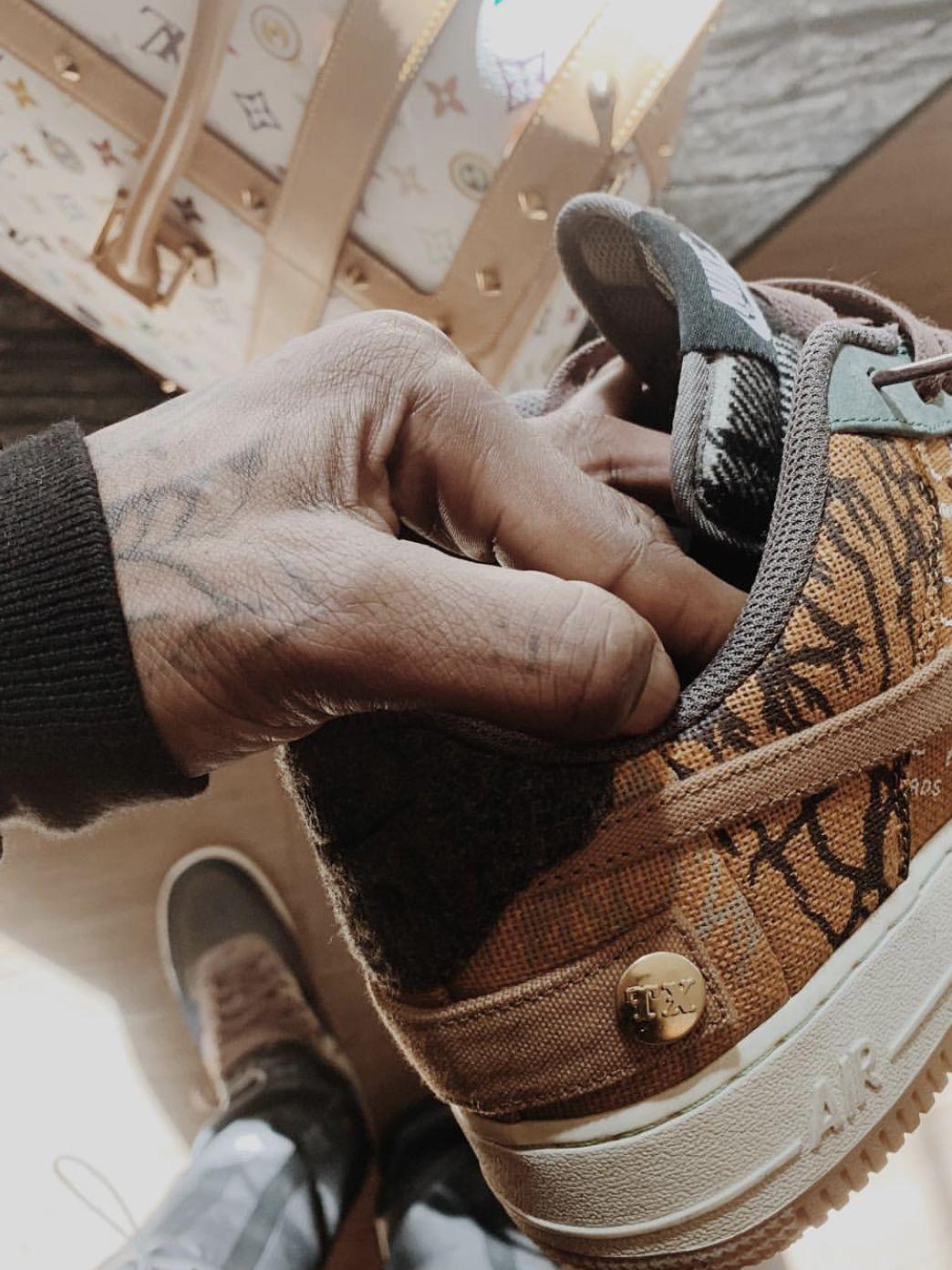 travisscott罕见上脚,travisscott紧张时刻