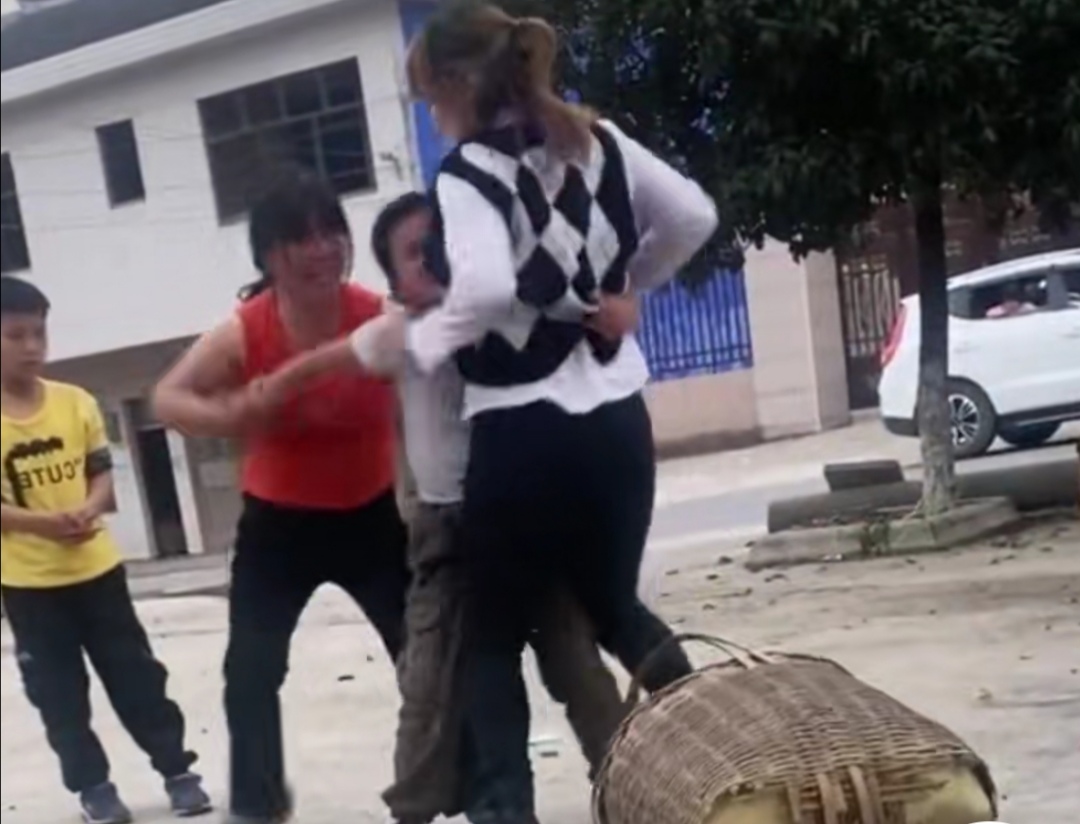 外出务工父母怎样提前与孩子沟通,父母外出打工不能陪孩子