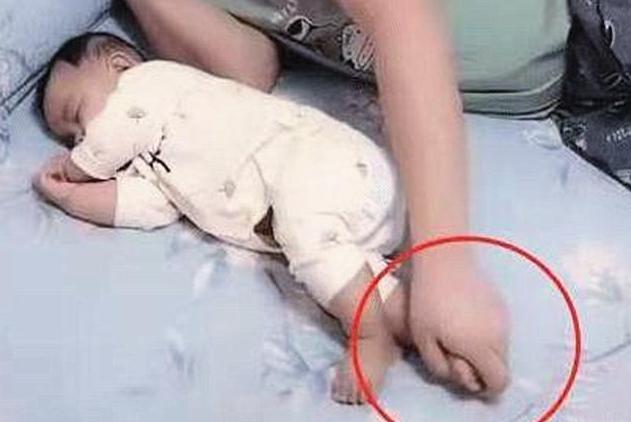 宝爸哄娃睡觉睁眼发现娃没了,宝爸带娃睡醒了