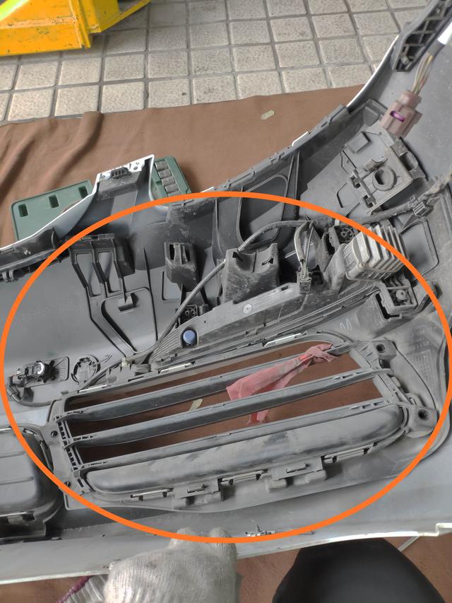 拆掉保险杠做油漆才能做得更完美，这辆保时捷博克斯特就是例子