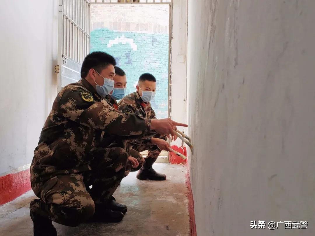 这次，中队长把厕所砸了！