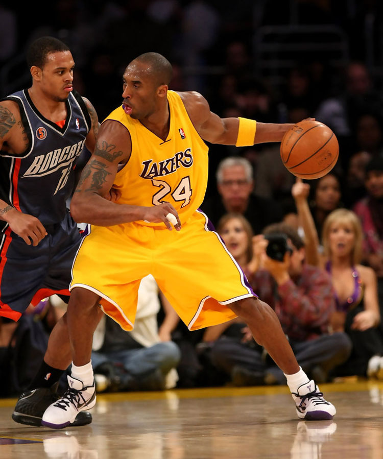 科比zk4季后赛上脚的照片,科比zk4紫金真假对比