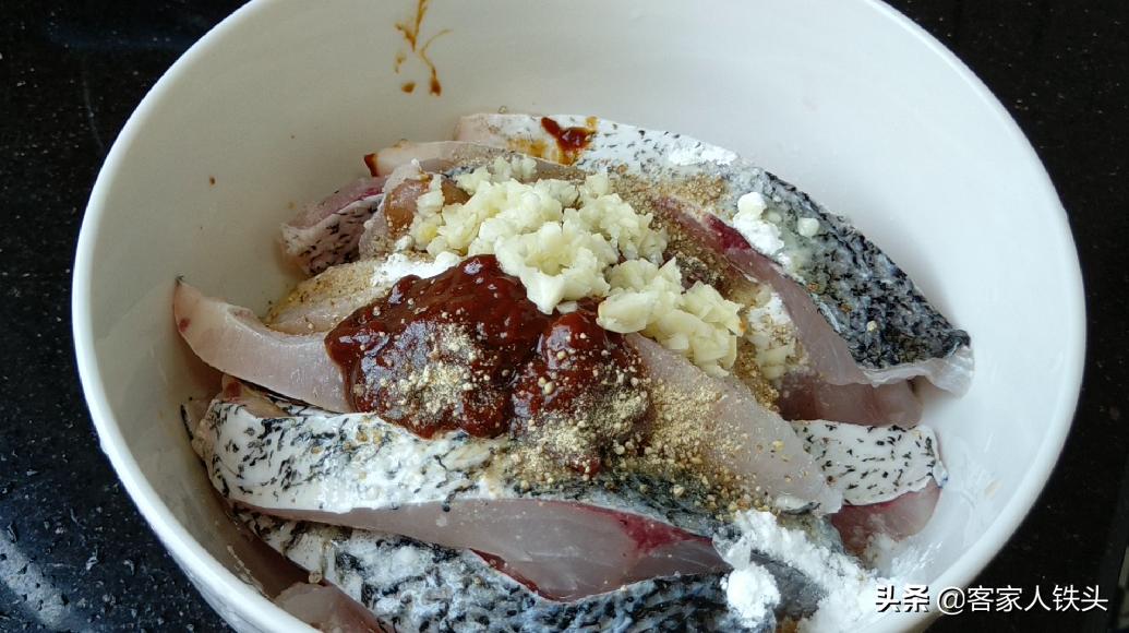 教你一个鱼肉百吃不厌的做法,鱼肉这样做香嫩入味无需放大料
