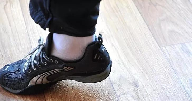 怎么能解决脚跟骨刺疼,脚跟骨刺疼痛如何缓解