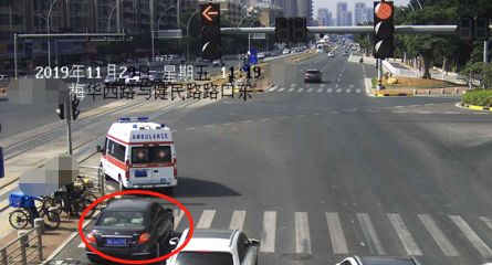 司机闯红灯送医院救治,宝马女司机拖行伤者视频