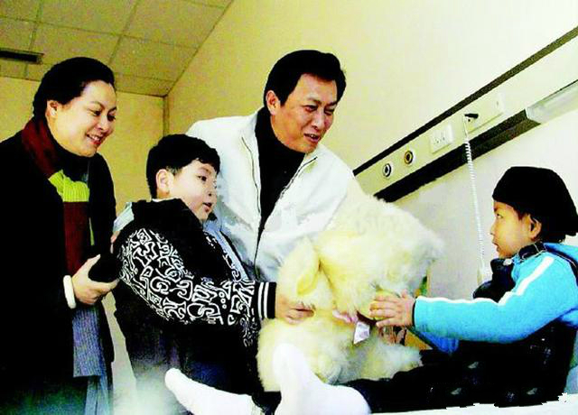 唐国强的两段婚姻：原配35岁除夕夜自杀，娶小12岁壮丽，今很幸福