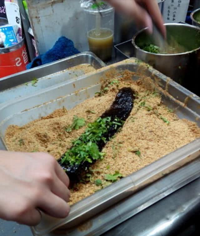 街边卖小吃30元一个日卖200份,12岁小伙夜市摊卖小吃5元一份