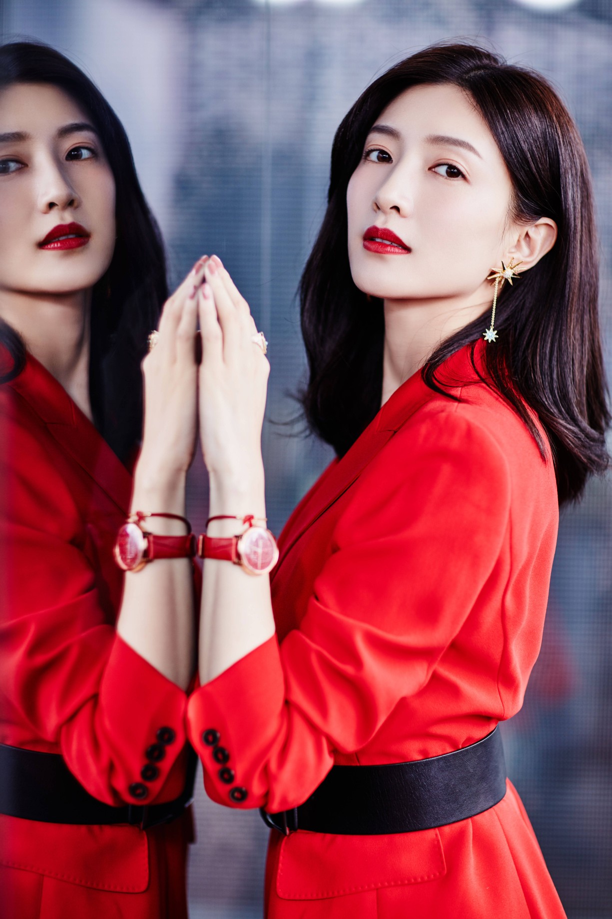 发际线靠前怎么披头发好看,发际线在前怎么扎头发