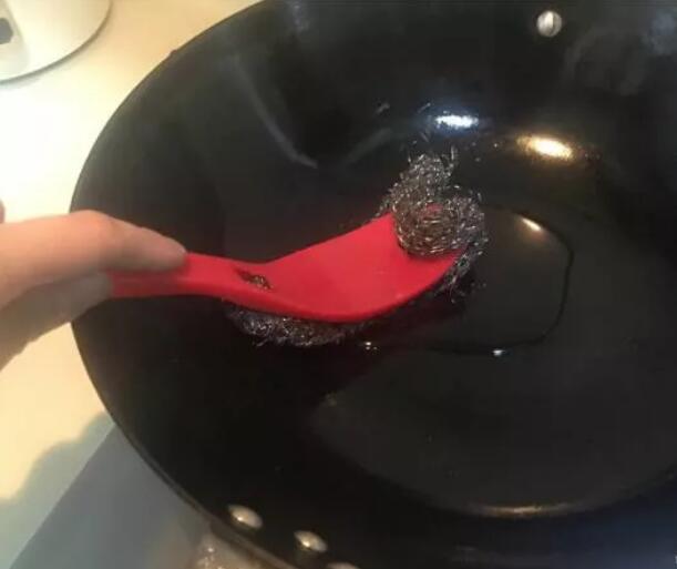 一炒菜就粘锅,炒菜的铁锅不粘锅不糊锅