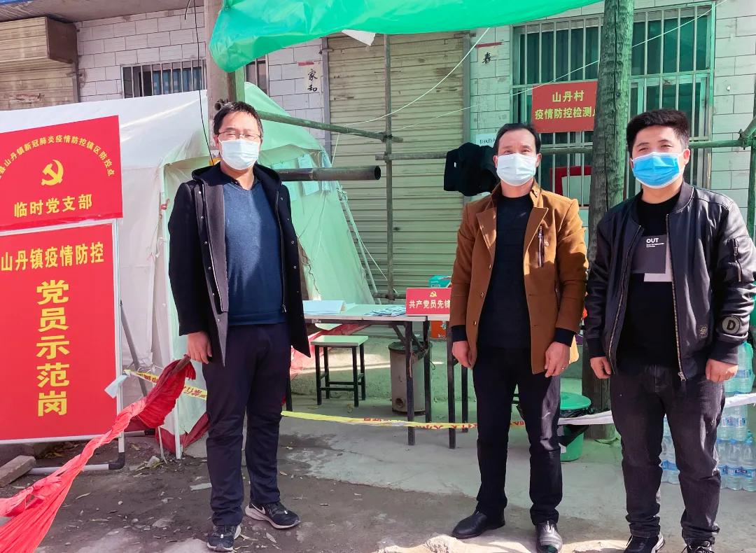 武山县慈善协会、武山零距离*党**支部，联合武山双虎家私、渭水园农资捐赠