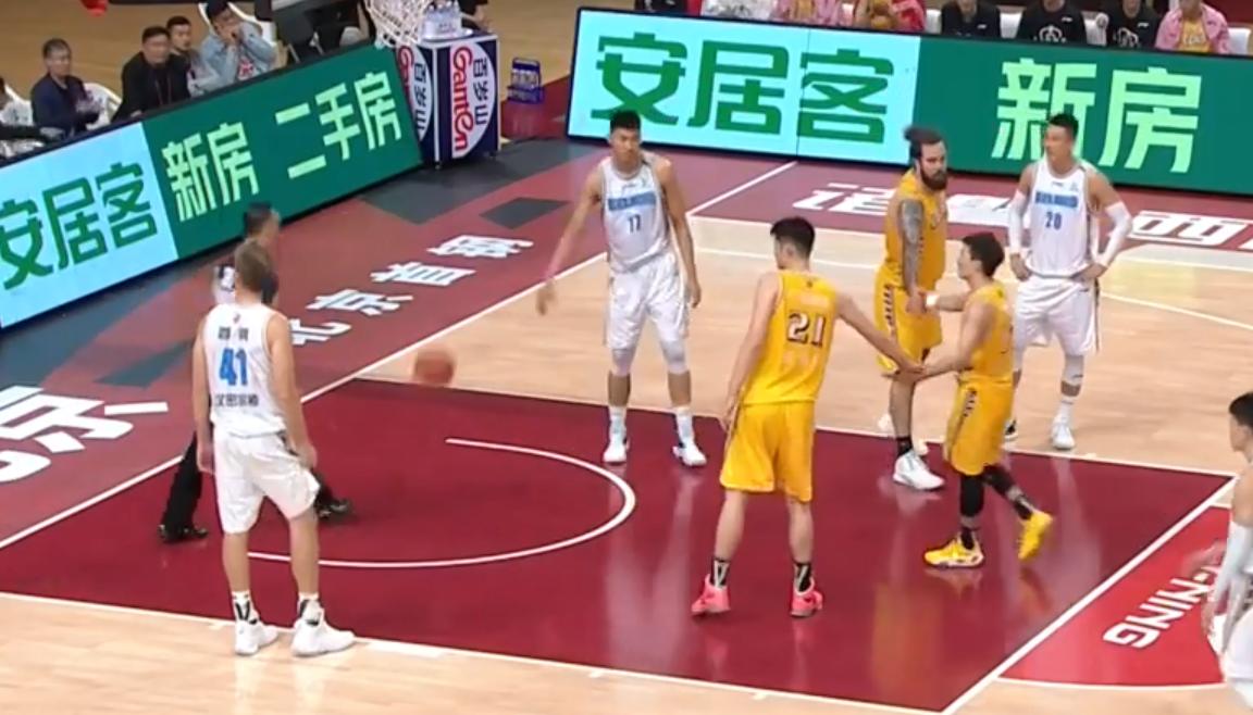 cba裁判判罚合理受尊重场面,cba裁判的硬气时刻