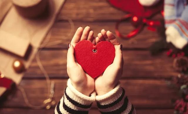 面对自私的人心情是无法控制的,面对自私的人