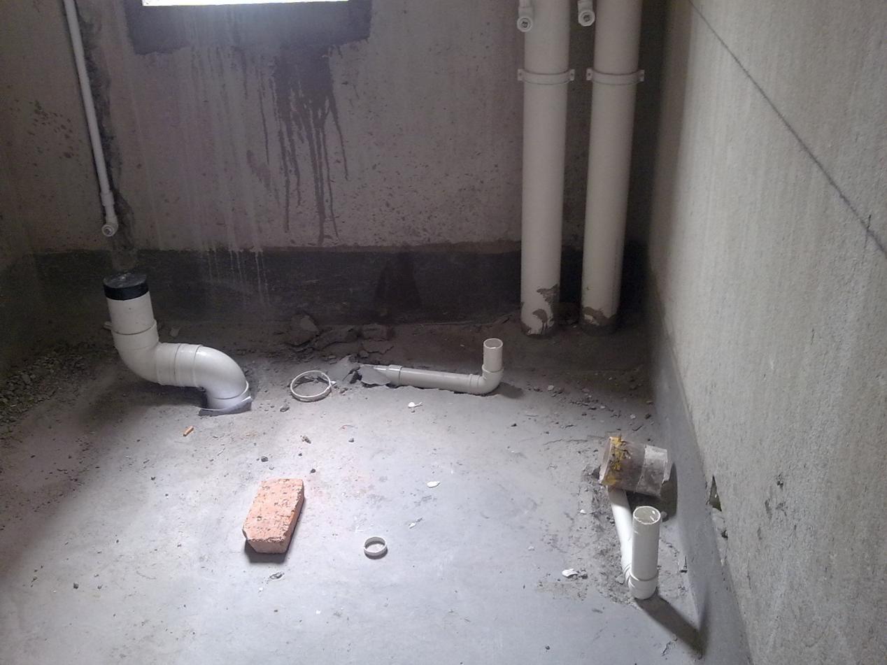 钢锯条锯马桶下水管多余部分,马桶下水管被师傅切平了