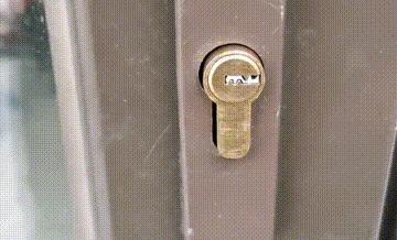 钥匙折在锁芯里怎么才能取出,钥匙断在锁芯无法取出