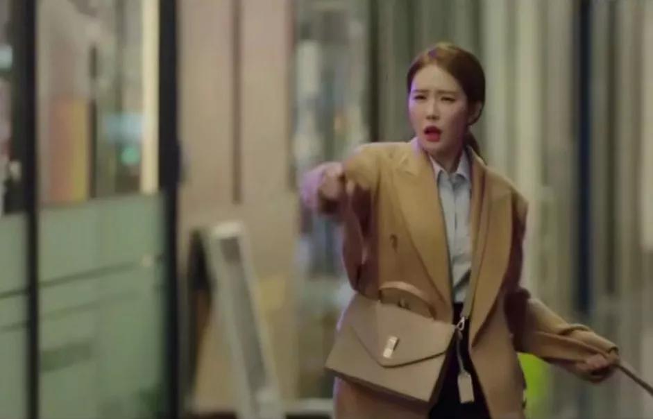 刘仁娜触及真心穿搭照,触及真心刘仁娜第一次去律所出场